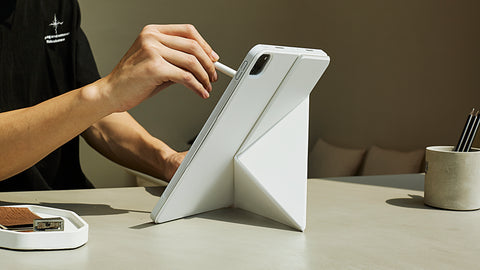 Ein faltbares iPad Pro Folio im Origami-Design mit mehreren Standpositionen